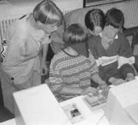 Durch ein Dreieckstuch nehmen mehr Personen an einem Bildschirmspiel teil.