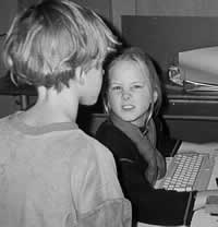 Mädchen am PC - auch mal frech