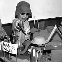 Kinder präsentieren und kämpfen für ihr Modell vor Erwachsenen.