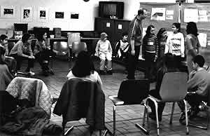 Mit Kindern arbeiten wir in der Kreisrunde an Meta-Plan-Wänden.