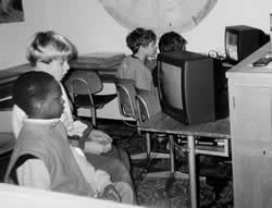 Schüler beim gemeinsamen Spiel von Bildschirmspielen - in Schule