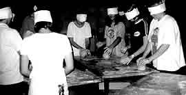 Mal was anderes - Töpfern mit verbundenen Augen.